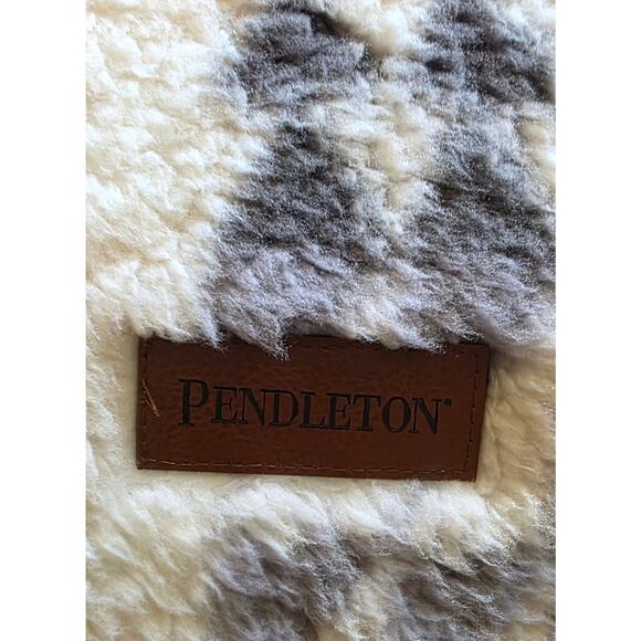 Pendleton Arrow Point  Comforter Blanket Geometric Tribal Pattern  100 x 94 - Picture 2 of 3